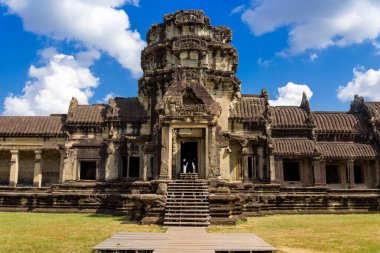 Angkor Wat, dünyanın en büyük Hindu-Budist tapınak kompleksi, Siem Reap, Kamboçya 'da, klasik Khmer mimarisi ve bas-yardım heykelleriyle ünlüdür..
