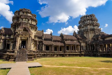 Angkor Wat, dünyanın en büyük Hindu-Budist tapınak kompleksi, Siem Reap, Kamboçya 'da, klasik Khmer mimarisi ve bas-yardım heykelleriyle ünlüdür..