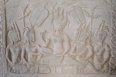 Siem Reap, Kamboçya 'daki Angkor Wat galerileri boyunca karmaşık taş oymaları klasik Khmer sanatı ve Angkor döneminin ruhani mirasını gözler önüne seriyor..