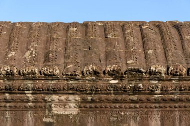 Angkor Wat, dünyanın en büyük Hindu-Budist tapınak kompleksi, Siem Reap, Kamboçya 'da, klasik Khmer mimarisi ve bas-yardım heykelleriyle ünlüdür..