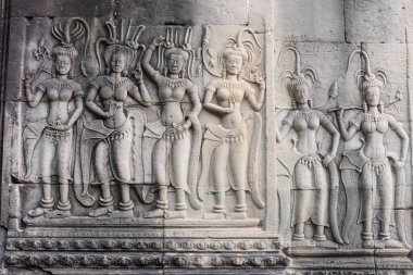 Siem Reap, Kamboçya 'da Angkor Wat' ta klasik Khmer sanatı ve Angkor döneminin ruhani mirasını sergileyen bir Apsara dansçısını tasvir eden karmaşık taş tasviri..