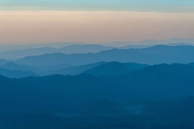 Noen Chang Suek 'in, Pilok' un, Kanchanaburi 'nin, Tayland' ın panoramik dağ manzarası.