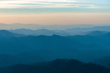 Noen Chang Suek 'in, Pilok' un, Kanchanaburi 'nin, Tayland' ın panoramik dağ manzarası.
