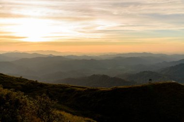 Noen Chang Suek 'teki dağların üzerinden gün batımı Pilok, Kanchanaburi, Tayland.