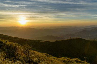 Noen Chang Suek 'teki dağların üzerinden gün batımı Pilok, Kanchanaburi, Tayland.