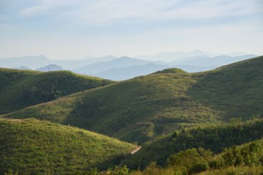 Noen Chang Suek 'in, Pilok' un, Kanchanaburi 'nin, Tayland' ın panoramik dağ manzarası.