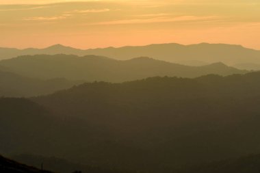Noen Chang Suek 'teki dağların üzerinden gün batımı Pilok, Kanchanaburi, Tayland.
