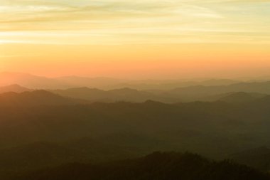 Noen Chang Suek 'teki dağların üzerinden gün batımı Pilok, Kanchanaburi, Tayland.