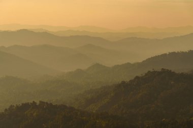 Noen Chang Suek 'teki dağların üzerinden gün batımı Pilok, Kanchanaburi, Tayland.