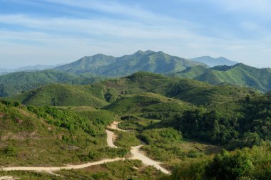 Noen Chang Suek 'in, Pilok' un, Kanchanaburi 'nin, Tayland' ın panoramik dağ manzarası.
