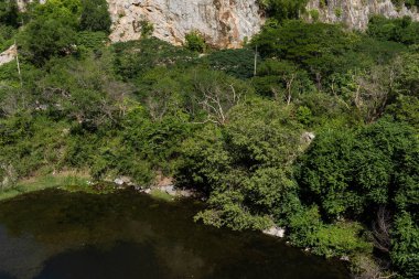 Yılan Dağı, Ratchaburi, Tayland olarak da bilinen Khao Ngu Taş Parkı 'ndaki manzaralı kaya manzarası..