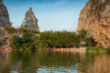 Yılan Dağı, Ratchaburi, Tayland olarak da bilinen Khao Ngu Taş Parkı 'ndaki manzaralı kaya manzarası..