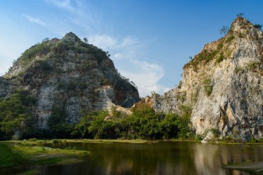 Yılan Dağı, Ratchaburi, Tayland olarak da bilinen Khao Ngu Taş Parkı 'ndaki manzaralı kaya manzarası..