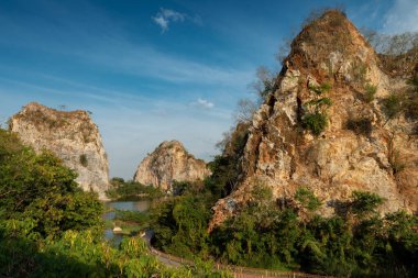 Yılan Dağı, Ratchaburi, Tayland olarak da bilinen Khao Ngu Taş Parkı 'ndaki manzaralı kaya manzarası..