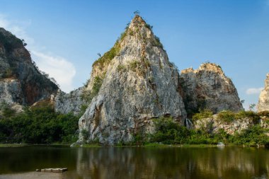 Yılan Dağı, Ratchaburi, Tayland olarak da bilinen Khao Ngu Taş Parkı 'ndaki manzaralı kaya manzarası..