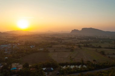 Ratchaburi, Tayland 'daki Phra Wihan (Wat Nong Hoi) tapınağından manzara..