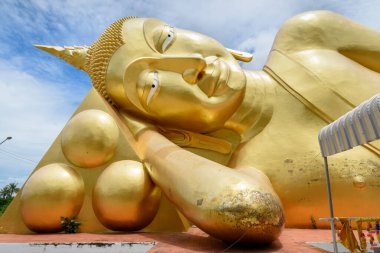 Tayland, Ratchaburi 'deki Budist tapınağı Wat Aranyikawat' ta yaslanan heykel..