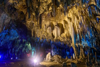 Tayland 'ın Ratchaburi Eyaleti' ndeki Khao Bin Mağarası 'ndaki doğal kireçtaşı sarkıtları jeolojik oluşumlar ve yeraltı güzelliklerini gözler önüne seriyor..
