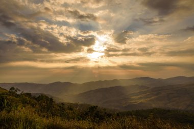 Ban Rong Kla Köyü, Phitsanulok, Tayland 'da Renkli Bulutlarla Gün Batımı
