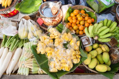 Tayland Yerel Marketinde Organik Sebze ve Meyveler