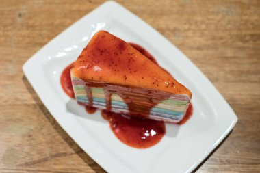 Çilek soslu renkli Gökkuşağı Keki