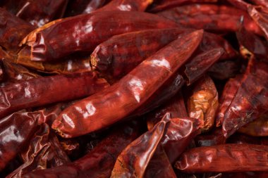 Kurutulmuş Kırmızı Biberlerin Kapanışı, Tayland mutfağının anahtar bileşeni.
