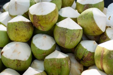 Yerel Markette Satılık Taze Hindistan Cevizleri