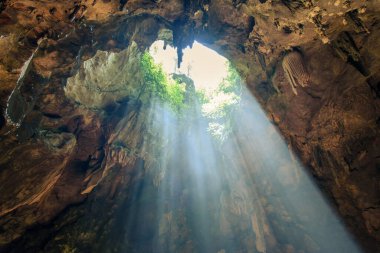 Phetchaburi, Tayland 'daki Tham Khao Luang Mağarası' nda, mağaranın girişinde çarpıcı güneş ışınları parlıyor..