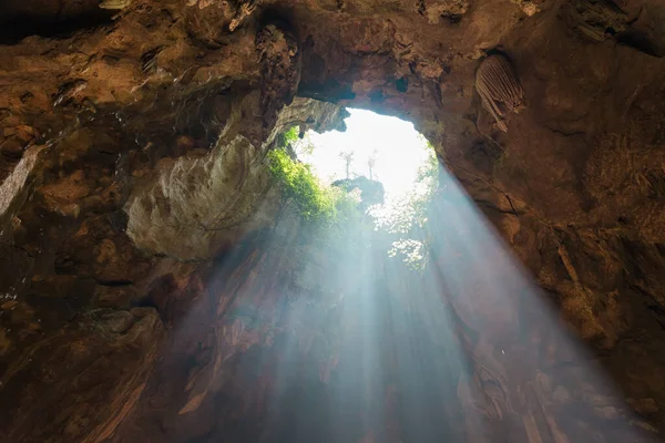 Phetchaburi, Tayland 'daki Tham Khao Luang Mağarası' nda, mağaranın girişinde çarpıcı güneş ışınları parlıyor..