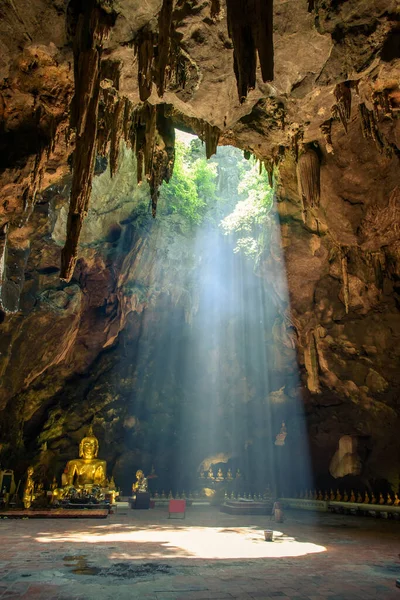 Phetchaburi, Tayland 'daki Tham Khao Luang Mağarası' nda, mağaranın girişinde çarpıcı güneş ışınları parlıyor..