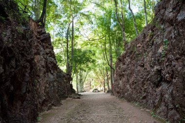Kanchanaburi, Tayland 'da 2. Dünya Savaşı' ndan kalma tarihi bir demiryolu olan Hellfire Pass, müttefik savaş esirleri ve Asyalı işçiler tarafından ağır koşullar altında inşa edilen ve Ölüm Demiryolu 'nun bir kısmını oluşturan önemli bir alan..