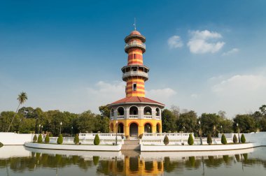 Bang Pa-In Kraliyet Sarayı, aynı zamanda Ayutthaya, Tayland 'daki Yaz Sarayı olarak da bilinir, güzel manzaralı bahçelerde Tayland, Avrupa ve Çin mimarisi bulunur..