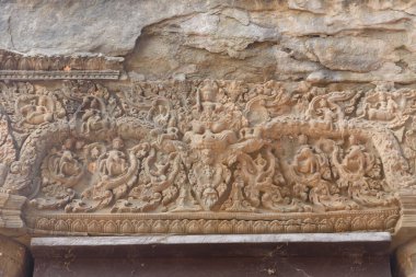 Lolei Tapınağı 'ndaki taş oymaları, Siem Reap, Kamboçya' daki antik bir Khmer Hindu anıtı, Angkor döneminin rafine işçiliğini ve ruhani mirasını yansıtıyor..