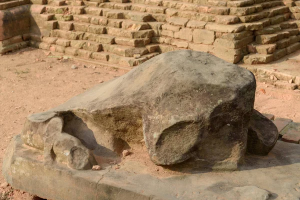 Lolei Tapınağı 'ndaki Nandi boğa heykeli Siem Reap, Kamboçya' daki eski bir Khmer Hindu tapınağı kompleksinin bir parçası..