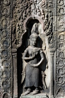 Ta Prohm Tapınağı 'ndaki bir Apsara' nın taş oyması, Siem Reap, Kamboçya 'daki Angkor dönemi tapınağı, klasik Khmer sanatını yansıtıyor..