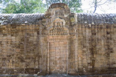 Ta Prohm Tapınağı, Siem Reap, Kamboçya 'da Angkor dönemi sembolik bir tapınak, antik taş kalıntılarıyla sarmalanmış dev ağaç kökleri ile ünlüdür..