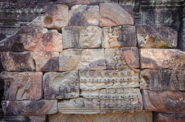 Ta Som Tapınağı, Siem Reap, Kamboçya 'daki Angkor döneminden kalma bir Budist tapınağı, devasa ağaç kökleri ile sarmalanmış özel taş geçidiyle tanınıyor..