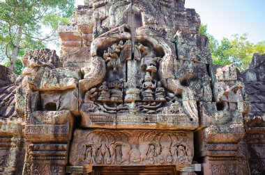Ta Som Tapınağı, Siem Reap, Kamboçya 'daki Angkor döneminden kalma bir Budist tapınağı, devasa ağaç kökleri ile sarmalanmış özel taş geçidiyle tanınıyor..