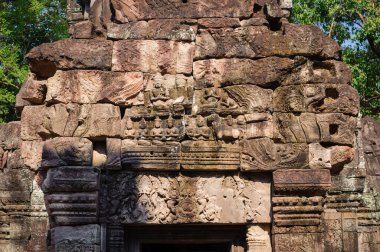 Ta Som Tapınağı, Siem Reap, Kamboçya 'daki Angkor döneminden kalma bir Budist tapınağı, devasa ağaç kökleri ile sarmalanmış özel taş geçidiyle tanınıyor..