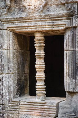 Ta Som Tapınağı, Siem Reap, Kamboçya 'daki Angkor döneminden kalma bir Budist tapınağı, devasa ağaç kökleri ile sarmalanmış özel taş geçidiyle tanınıyor..