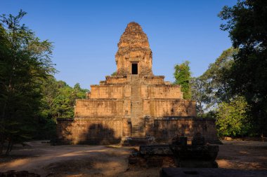 Baksei Chamkrong Tapınağı, Siem Reap, Kamboçya 'daki Angkor döneminden kalma antik bir Hindu tapınağı, piramit şeklindeki yapısı ve tarihsel önemi ile tanınıyor..