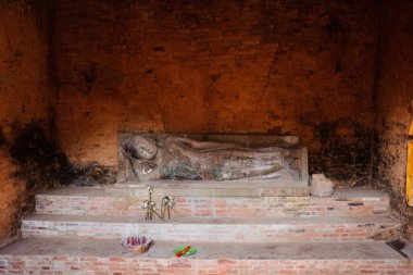 Baksei Chamkrong Tapınağı, Siem Reap, Kamboçya 'daki Angkor döneminden kalma antik bir Hindu tapınağı, piramit şeklindeki yapısı ve tarihsel önemi ile tanınıyor..