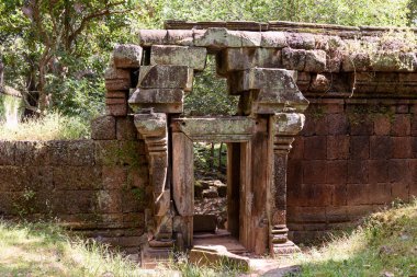 Baphuon Tapınağı, Siem Reap, Kamboçya 'daki antik Angkor döneminden kalma bir tapınak, devasa basamaklı piramit yapısı ve tarihsel önemi ile tanınıyor..