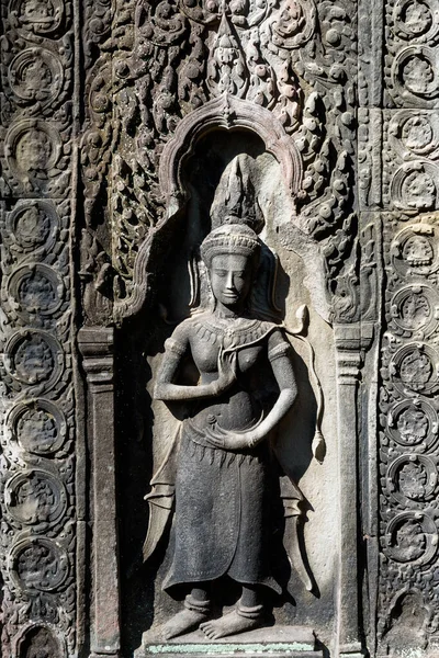 Ta Prohm Tapınağı 'ndaki bir Apsara' nın taş oyması, Siem Reap, Kamboçya 'daki Angkor dönemi tapınağı, klasik Khmer sanatını yansıtıyor..