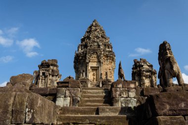 Siem Reap, Kamboçya 'daki antik Angkor dönemi tapınağı Bakong Tapınağı, basamaklı piramit mimarisi ve Angkor medeniyetinin ilk büyük anıtlarından biri rolüyle tanındı..