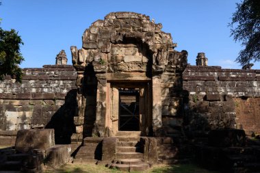 Siem Reap, Kamboçya 'daki antik Angkor dönemi tapınağı Bakong Tapınağı, basamaklı piramit mimarisi ve Angkor medeniyetinin ilk büyük anıtlarından biri rolüyle tanındı..