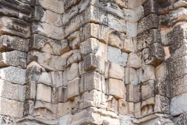 Siem Reap, Kamboçya 'daki antik Angkor dönemi tapınağı Bakong Tapınağı, basamaklı piramit mimarisi ve Angkor medeniyetinin ilk büyük anıtlarından biri rolüyle tanındı..