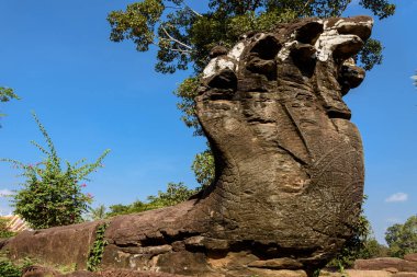 Siem Reap, Kamboçya 'daki antik Angkor dönemi tapınağı Bakong Tapınağı, basamaklı piramit mimarisi ve Angkor medeniyetinin ilk büyük anıtlarından biri rolüyle tanındı..