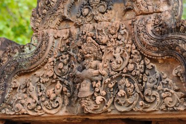 Vishnu 'nun dördüncü vücut bulmuş hali olan Narasimha' nın Banteay Srei Tapınağı, Kamboçya 'da Hiranyakashipu' yu zapt edişi..