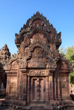 Kamboçya 'daki Banteay Srei Tapınağı' ndaki Khandava Ormanı 'nın yanmasını tasvir eden taş tasviri. Sahnede Arjuna ve Krishna at arabalarında, Indra fili Airavata 'nın tepesinde, yağmura tutulmuş gökyüzünü dolduran oklar, kaçan kuşlar ve hayvanlar, ve Takthe